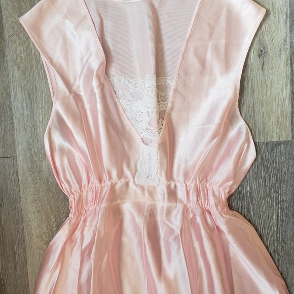 Vintage 80s pink satiny Cahill Lingerie slip - Picture 4 of 8